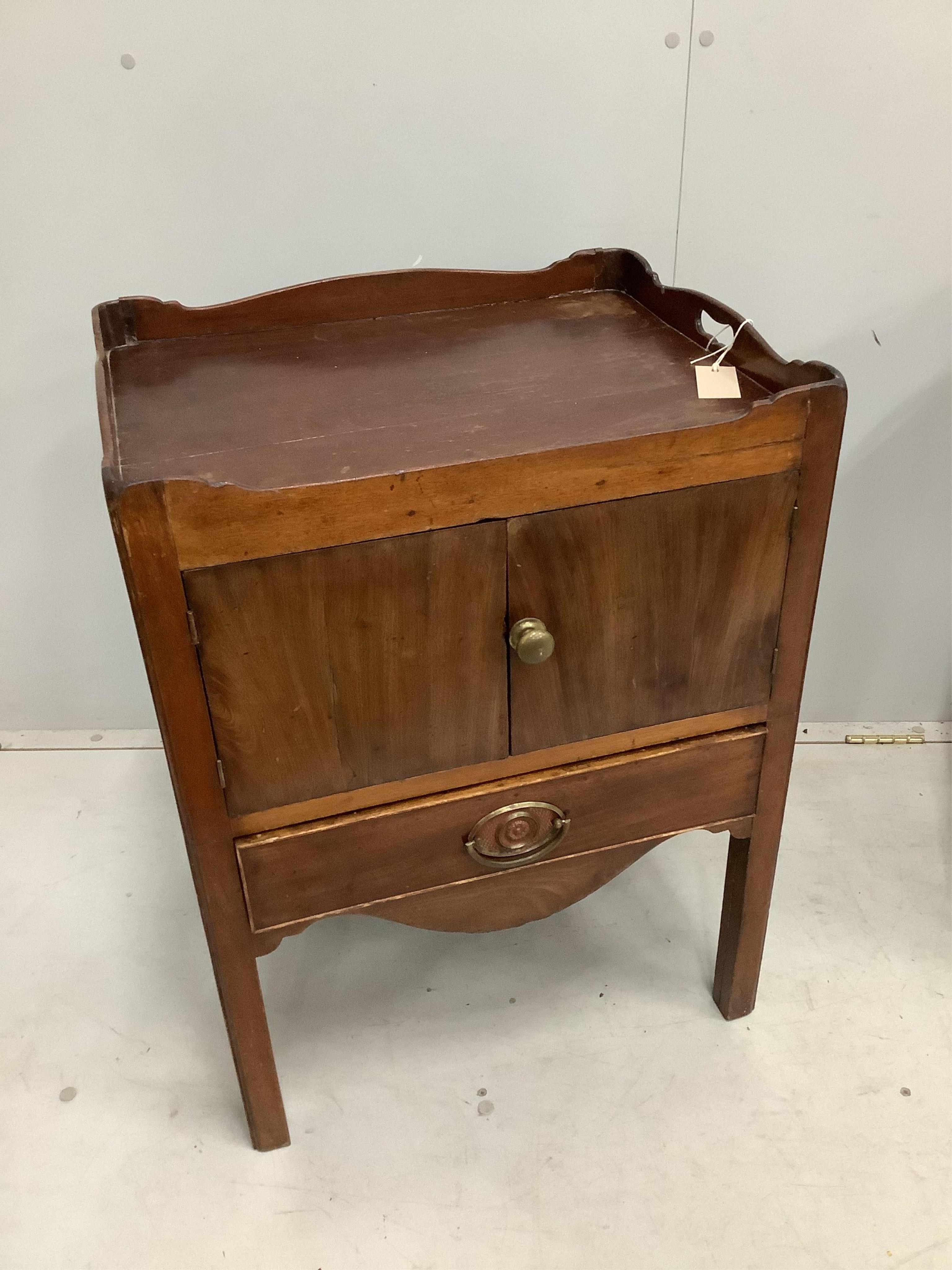 Two George III mahogany tray top bedside cabinets, width 49cm, depth 43cm, height 75cm